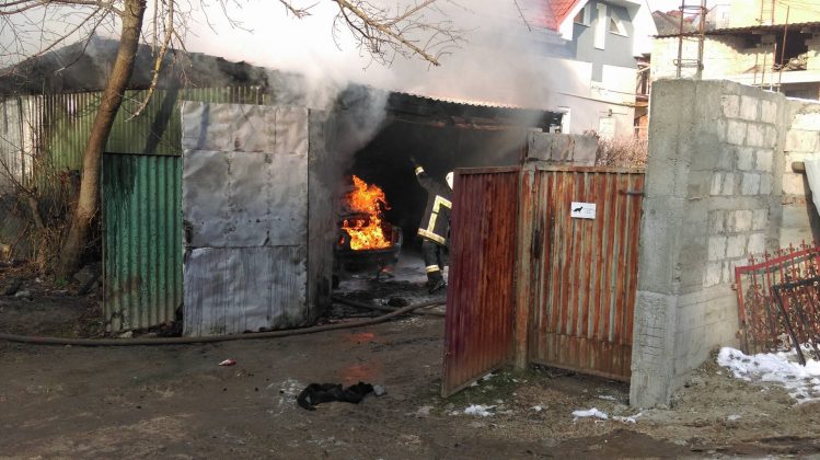 Під час пожежі у гаражі в Ужгороді травмувався чоловік і дощенту вигорів Volkswagen Passat (ФОТО) (ОФІЦІЙНО)