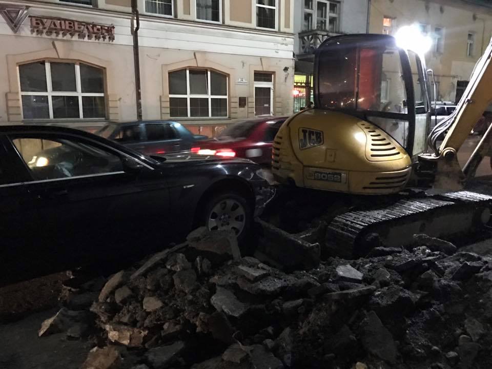 В Ужгороді п'яний водій BMW врізався в ескаватор (ФОТО, ВІДЕО)
