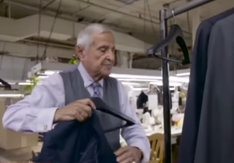 88-річний уродженець Закарпаття шиє костюми Обамі, Клінтону та Леонардо Ді Капріо (ВІДЕО)