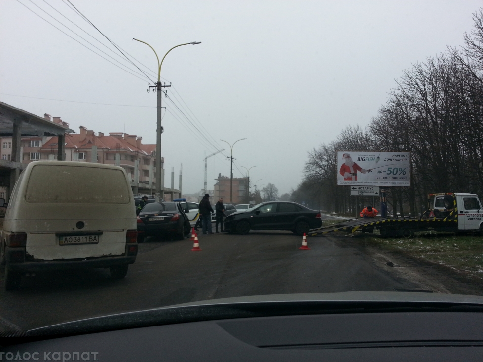 ФОТОФАКТ. На в'їзді в Боздоський парк в Ужгороді зіткнулися 2 авто