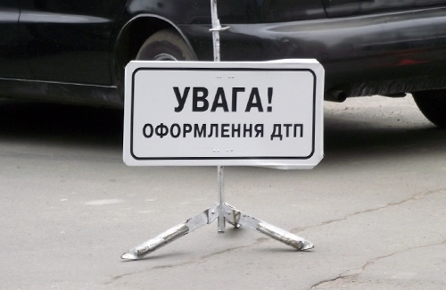 В Ужгороді водій "Форда" вдарив припарковану "Шкоду" і втік