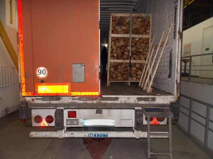 На Закарпатті на кордоні українець на фурі з дровами перевозив майже 3 тис блоків сигарет