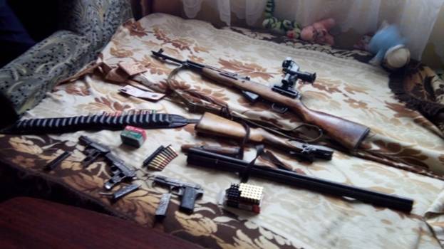 Хустянин, котрий зберігав вдома арсенал незареєстрованої зброї, на момент обшуку був за кордоном (ФОТО)