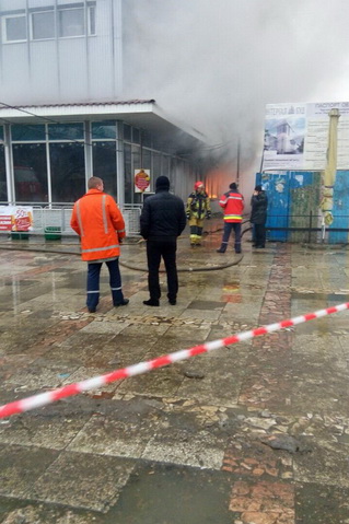 Перший поверх "України" в Ужгороді вигорів ущент, другий продовжують гасити. Попередня причина пожежі – самозагорання (ВІДЕО)