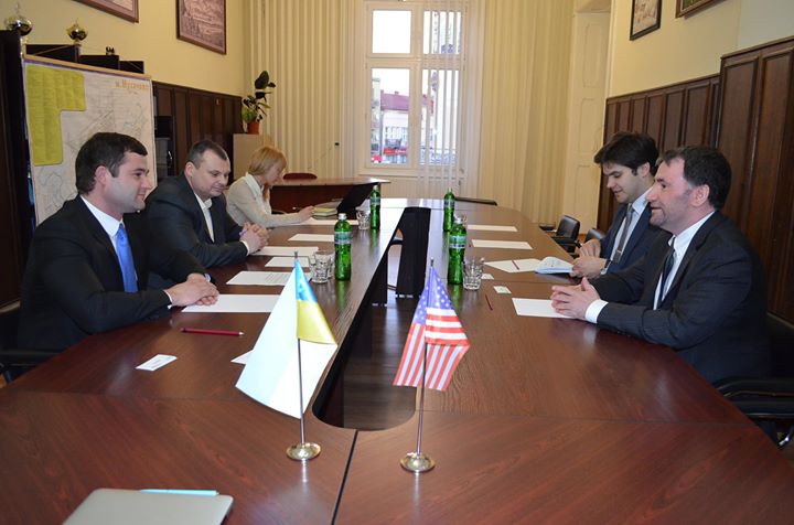 У Мукачеві представнику Посольства США в Україні розповіли про впроваджувані реформи