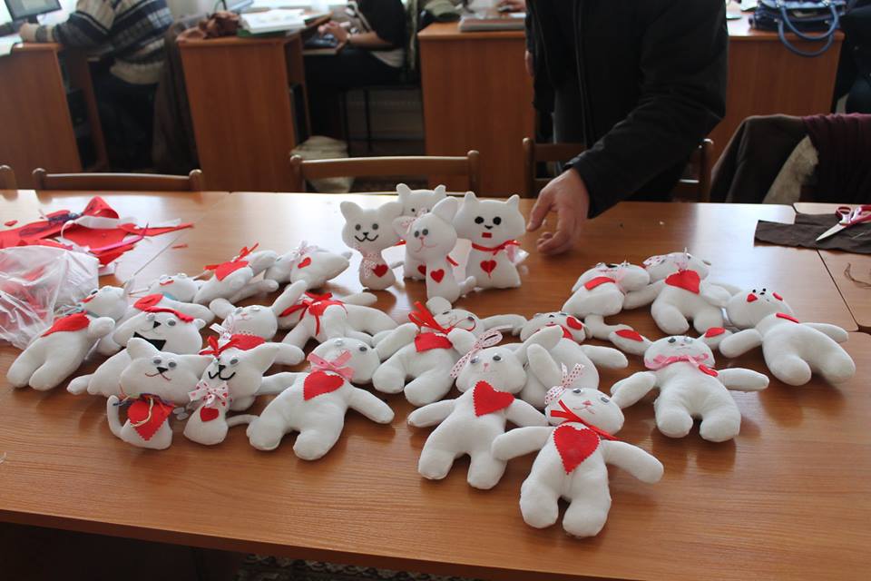 В обласній бібліотеці в Ужгороді під керівництвом переселенки з Донецька виготовляли особливі іграшки для дітей-сиріт (ФОТО)