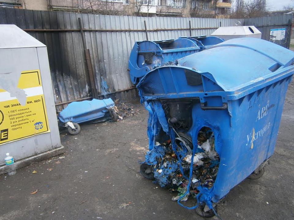 В Ужгороді вандали масово палять сміттєві контейнери (ФОТО)