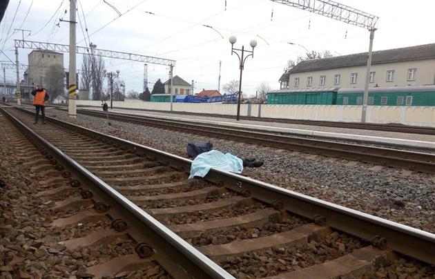 У Мукачеві на вокзалі під колесами поїзда загинув чоловік (ФОТО)