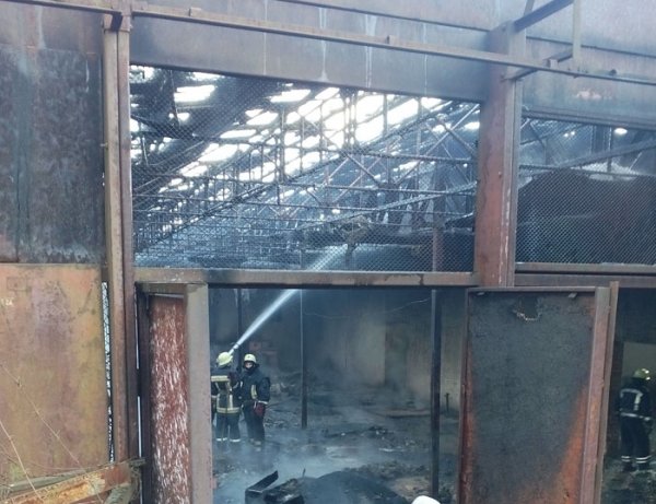 У Мукачеві згоріло 180 "квадратів" даху недіючого складу меблевого заводу (ФОТО)