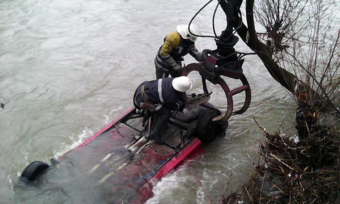 На Іршавщині автомобіль з'їхав у річку, водій загинув (ФОТО)