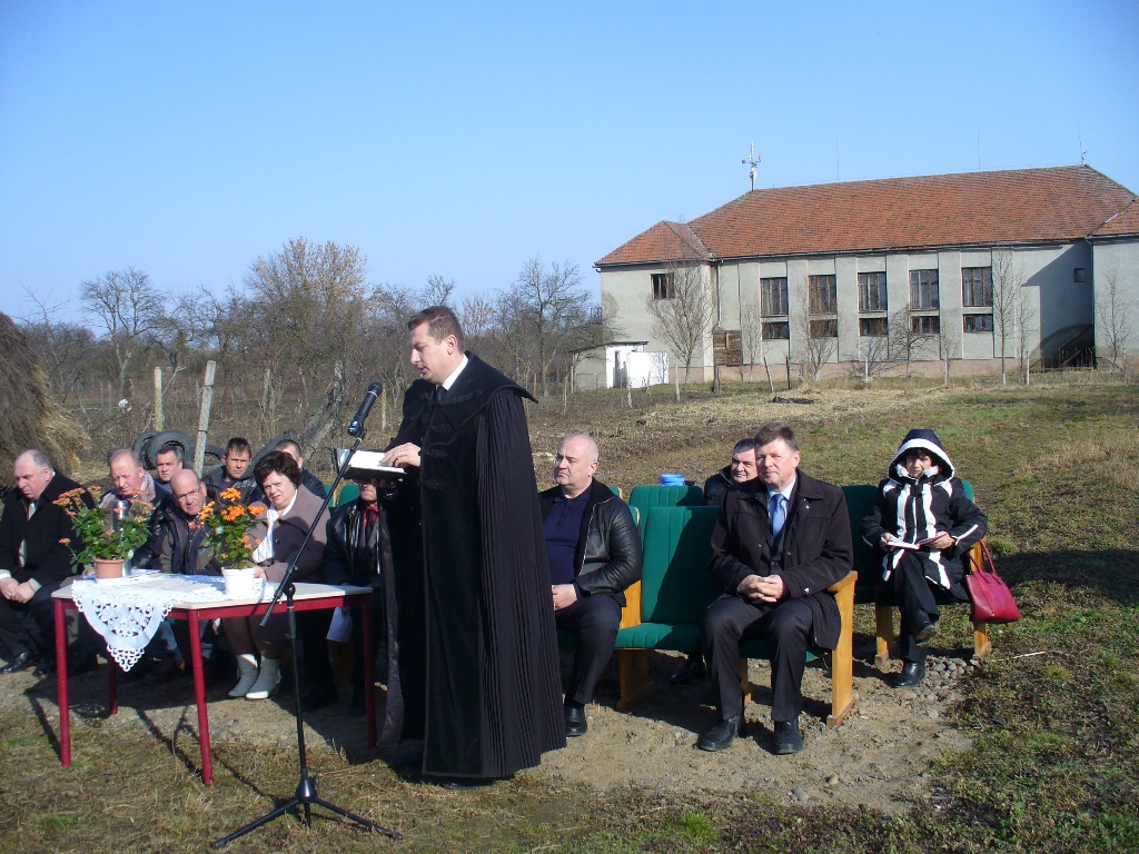 У Соловці на Ужгородщині заклали капсулу зі зверненнями до нащадків під будівництво нової школи (ФОТО)
