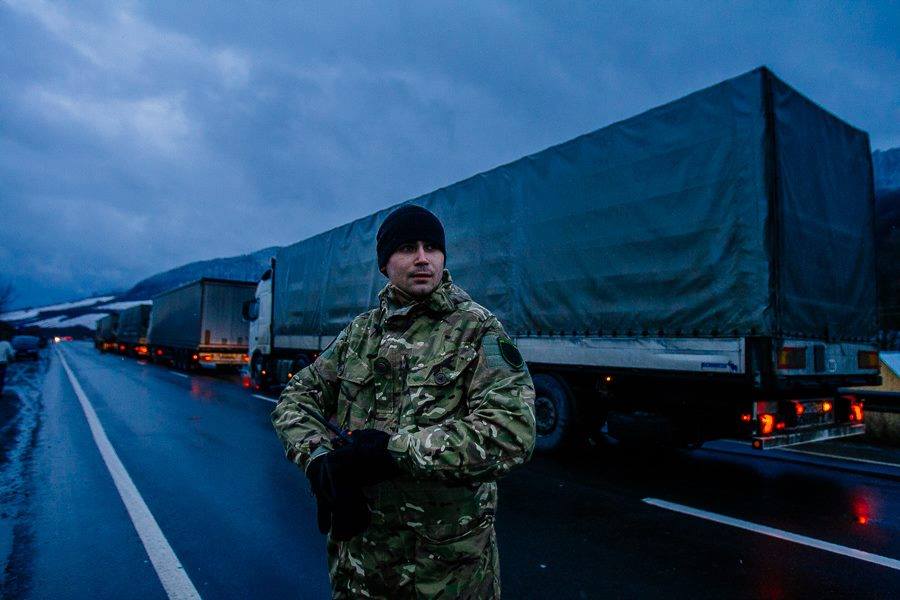 На Закарпатті націоналісти заблокували перевал для вантажівок з Росії (ФОТО, ВІДЕО)