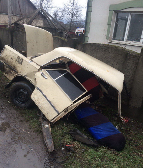 На Тячівщині міліція перевіряє обставини аварії, в якій навпіл розірвало "Жигулі" (ФОТО)