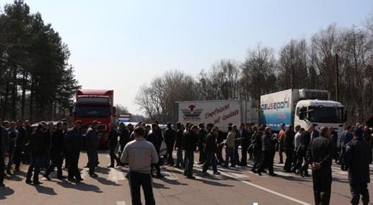 На Свалявщині у відповідь на блокування російських вантажів "підприємці" перекрили трасу