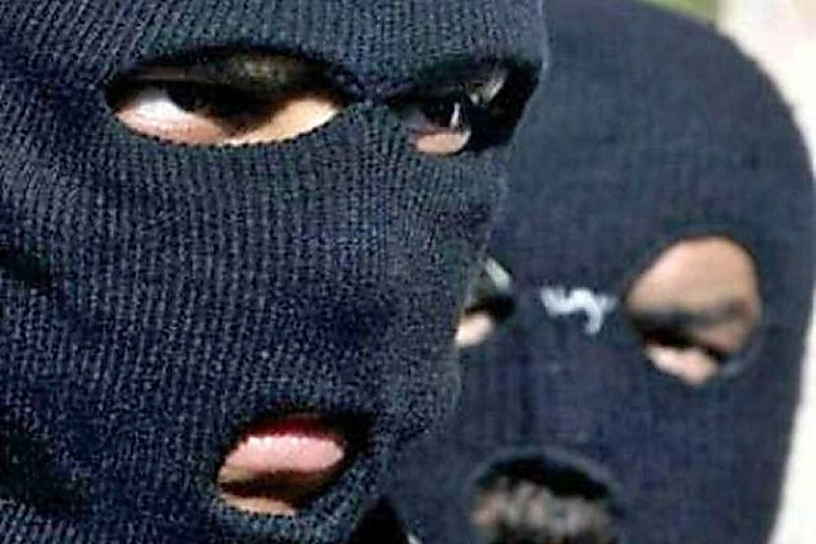 На Міжгірщині троє в масках побили чоловіка у його ж будинку та дали тиждень, аби він "забрався з хати"