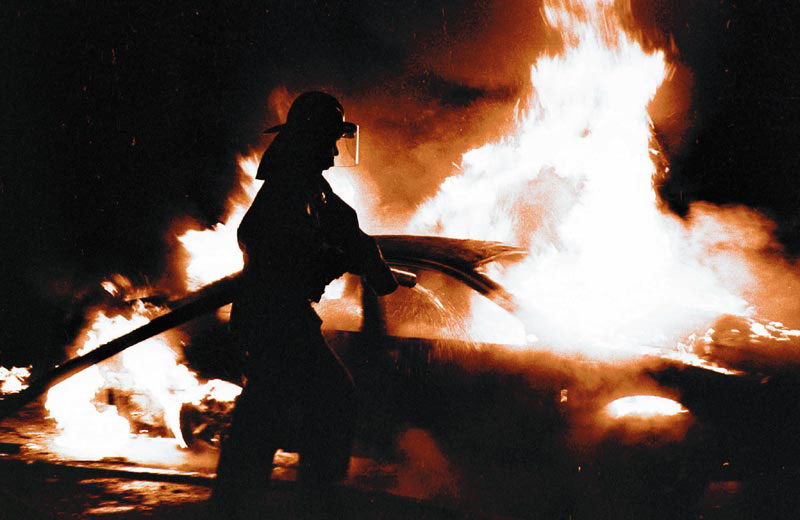 У Хусті вогонь знищив моторний відсік і частину салону автомобіля "Peugeot Partner"