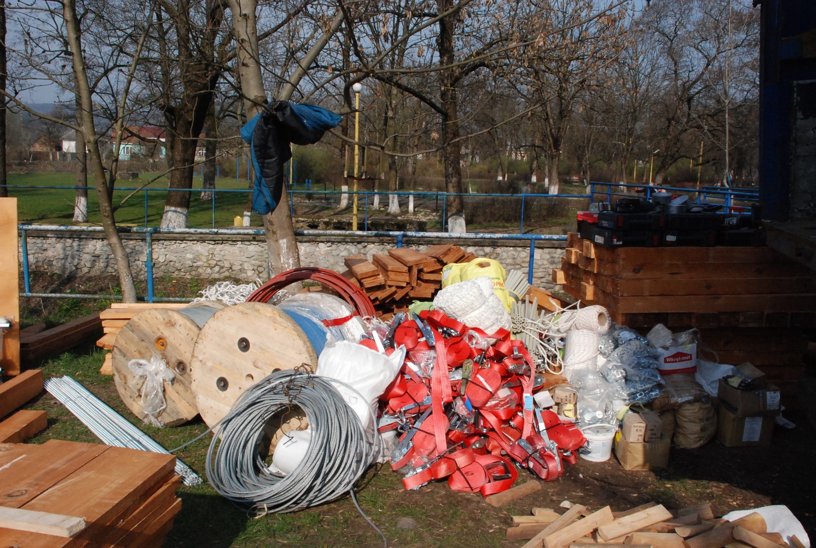 В Іршаві взялися до монтажу мотузкового парку (ФОТО)