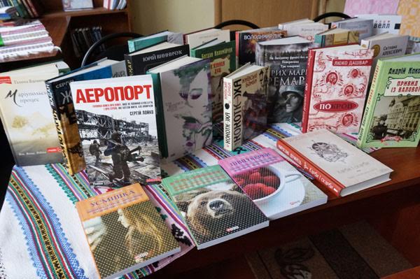 У сільських бібліотеках Тячівщини з'явились книги сучасних українських авторів та світових класиків (ФОТО)