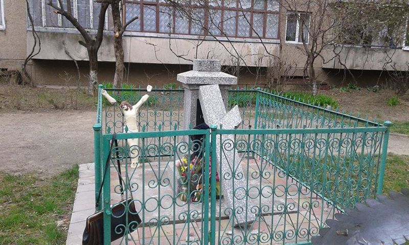 В Ужгороді розшукують зловмисників, що зламали хрест (ФОТО)