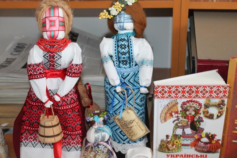 В обласній бібліотеці в Ужгороді провели майстер-клас із виготовлення ляльок-мотанок (ФОТО)
