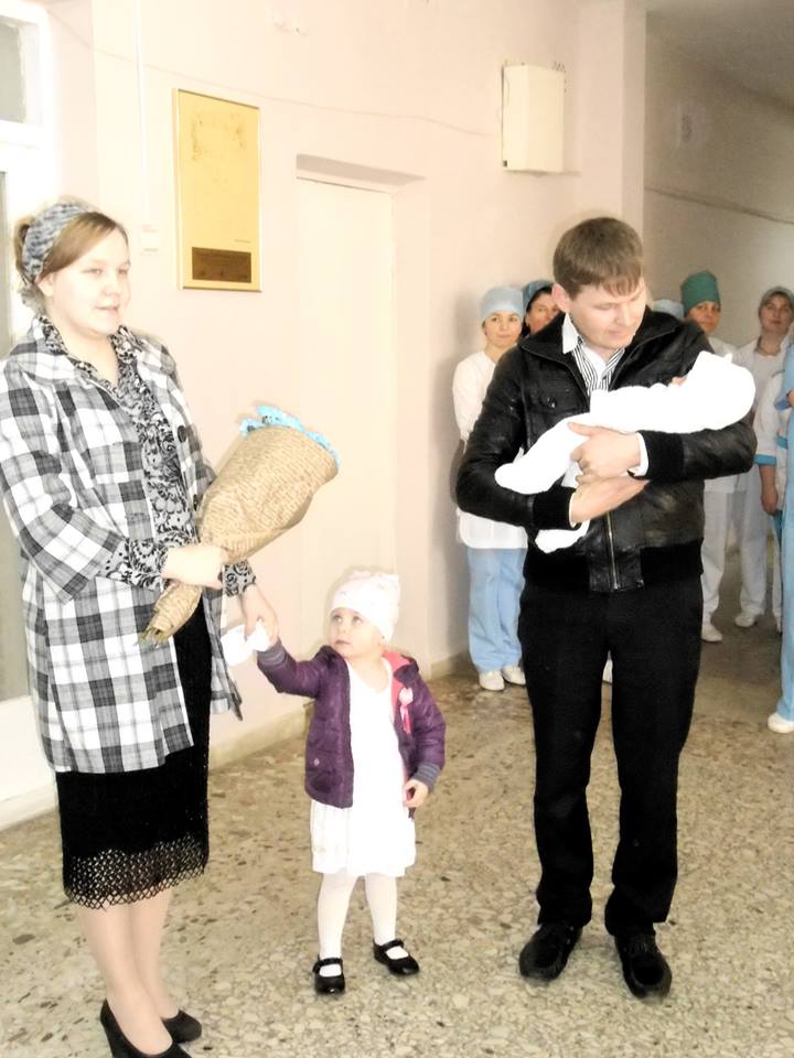 Першими свідоцтво про народження дитини у Мукачівському пологовому отримали переселенці з Луганська (ФОТО)