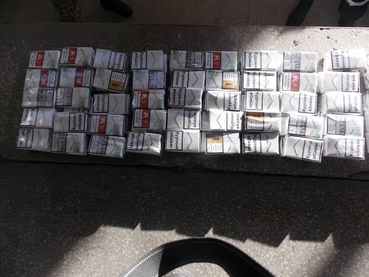 На Закарпатті на кордоні виявили 190 пачок контрабандних сигарет у колесі мікроавтобуса (ФОТО)
