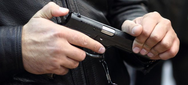 В Ужгороді затримували чоловіка, що ходив вулицею з пістолетом