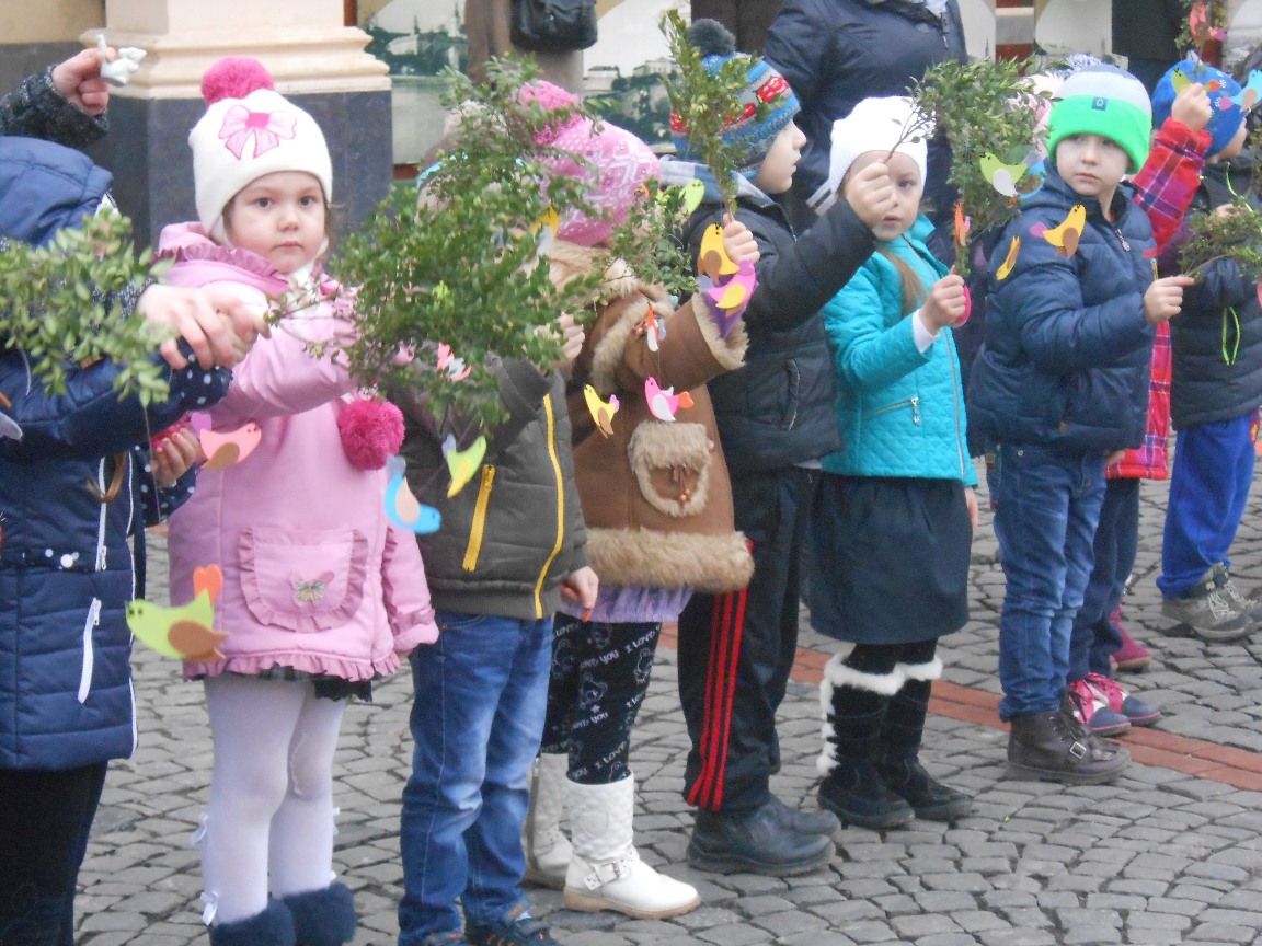 У Мукачеві дітлахи просто неба вітали весну (ФОТО)