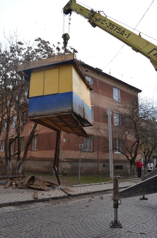 У Мукачеві проводять демонтаж самовільно встановлених кіосків (ФОТО)