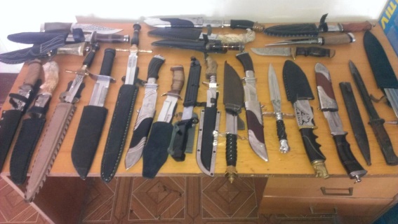 Мукачівець добровільно здав у міліцію колекцію з 9 мечів та 25 ножів (ФОТО)