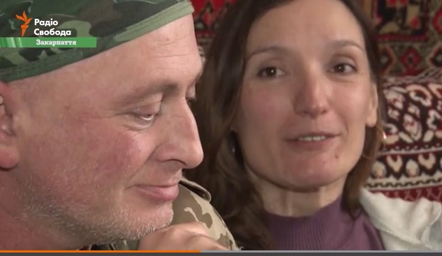 Закарпатський боєць АТО повернувся у відпустку додому з нареченою з Криму (ВІДЕО)