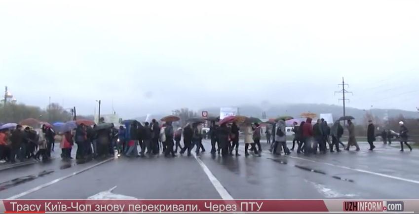 Понад 200 людей із 3 профтехучилищ у Мукачеві на знак протесту знову зупинили рух трасою (ВІДЕО)