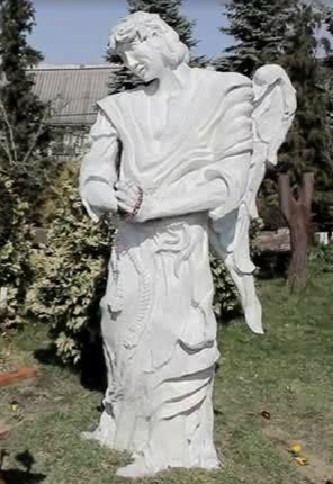 У Виноградові освятили статую архангела Гавриїла, зроблену сільським майстром (ВІДЕО)