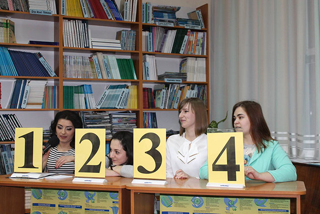 У шоу-змаганнях "Горі-долу" в обласній книгозбірні в Ужгороді дівоча команда перемогла команду хлопців
