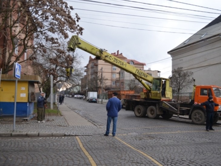 У Мукачеві можуть демонтувати півсотні незаконно встановлених кіосків та 20 білбордів