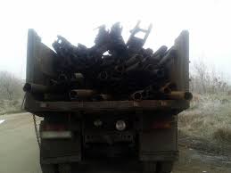У Хусті затримали вантажівки з 500 кг металобрухту й 10 кубометрами піску без документів 