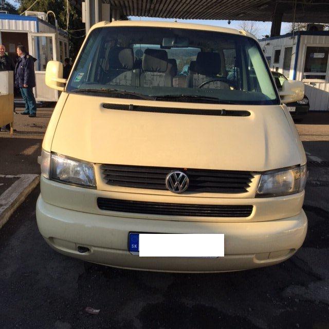В Ужгороді митники вилучили Volkswagen з перебитим номером кузова (ФОТО)