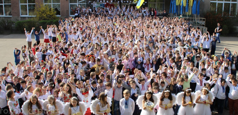 На Виноградівщині сотні дітей з кількох шкіл району одночасно просили миру у Всевишнього (ФОТО)