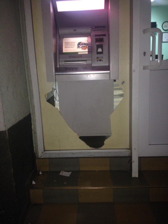 У Мукачеві розшукують осіб, які намагалися "обчистити" банкомат
