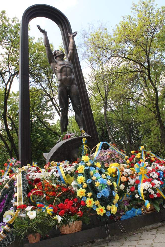 В Ужгороді на вшанування 30-х роковин трагедії на ЧАЕС поклали квіти до пам'ятника ліквідаторам аварії (ФОТО, ВІДЕО)