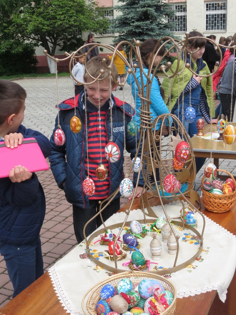 Півтори сотні дітей виготовляли святкову оздобу для писанкового дерева на фестивалі "Писанка рідної Іршавщини" (ФОТО)