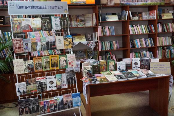 У Тячівській районній бібліотеці з'явились книги сучасних українських авторів та світових класиків (ФОТО)