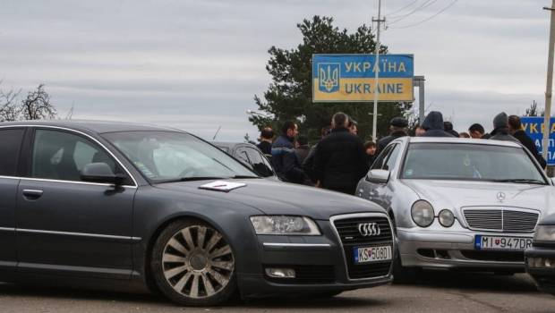 На Закарпатті власники елітних авто на єврономерах подають митникам фальшиві довідки