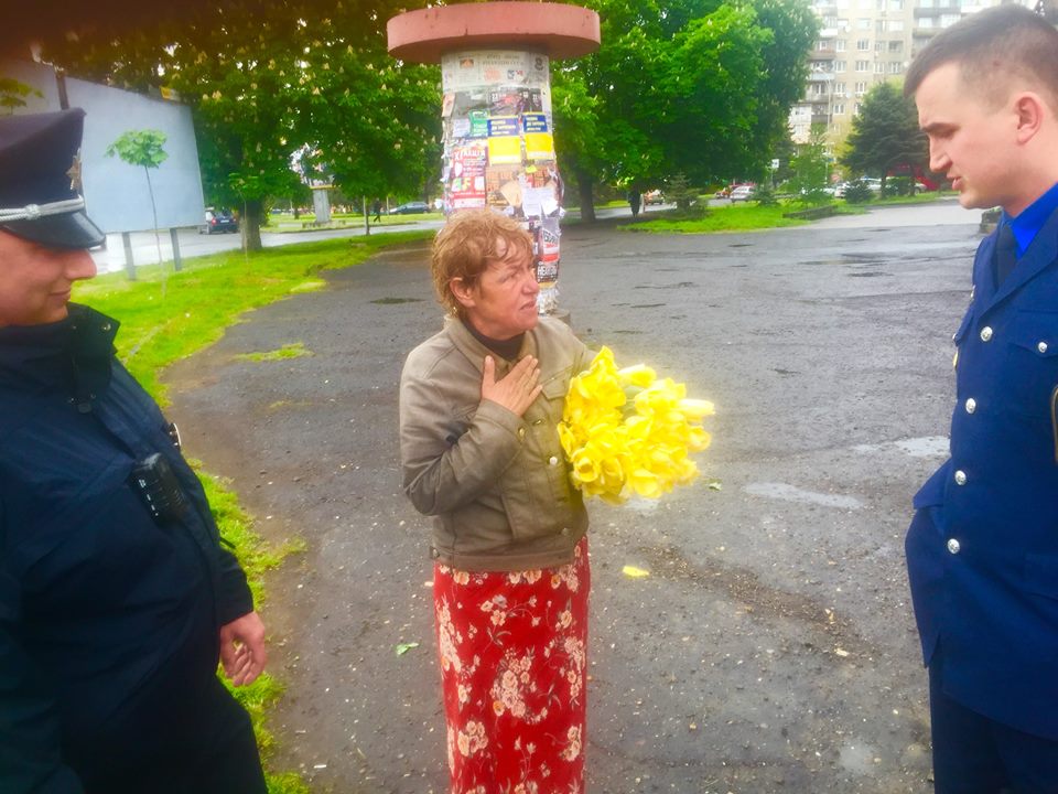 В Ужгороді містяни "здали" міліції жінку, що нарвала з міської клумби оберемок тюльпанів (ФОТО)