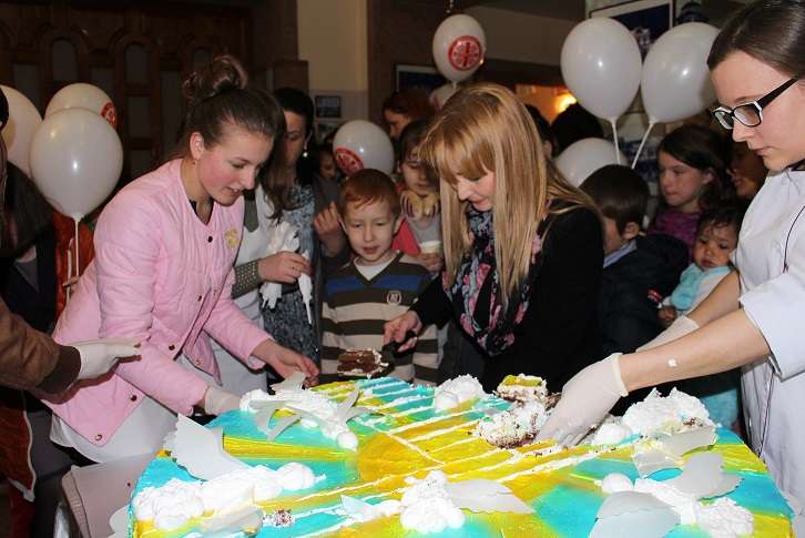 В Ужгороді для дітей переселенців та учасників АТО влаштували благочинне свято з виставою і тортом 