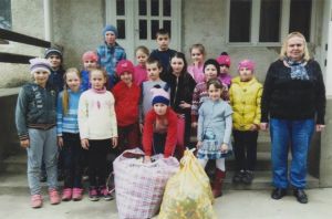 Учні Лопухівської школи на Тячівщині зібрали 33,5 кг пластикових кришечок на протезування бійців АТО