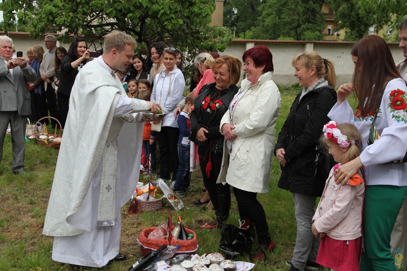 Українці Будапешта святили паски в болгарській церкві (ФОТО)