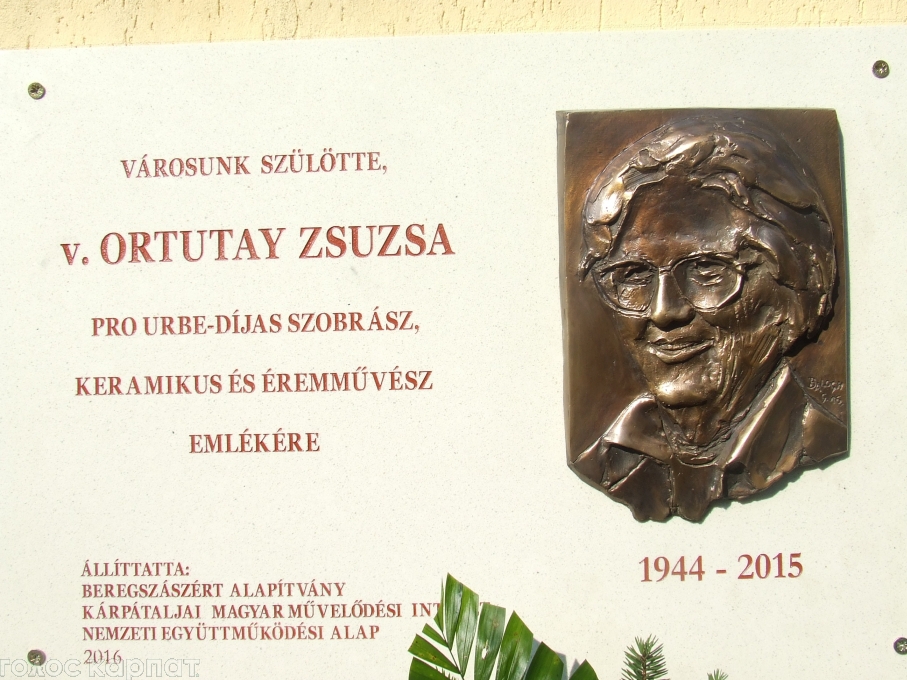 За підтримки Угорщини у Берегові відкрили меморіальну дошку медальєру і керамісту Жужанні Ортутай (ФОТО)