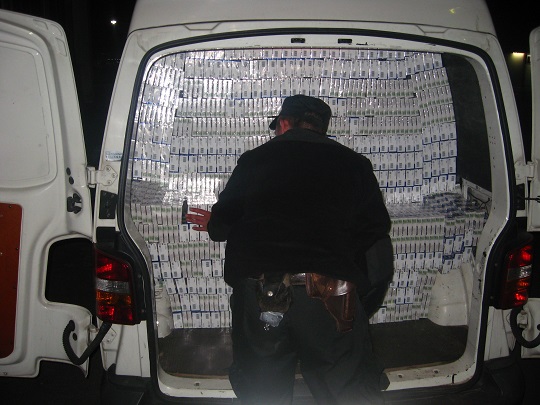 Закарпатець на "словацькому" авто намагався прорватися через кордон із 57 тисячами пачок контрабандних сигарет