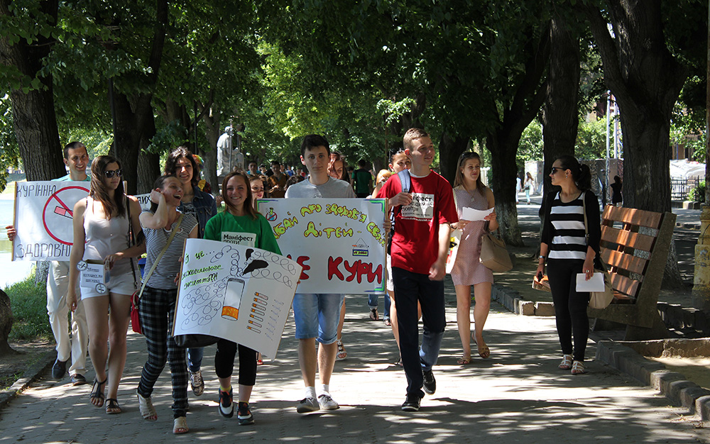 В Ужгороді молодь закликала містян кинути палити (ФОТО)